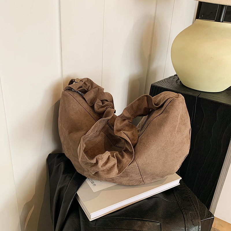 Crossbody bag for women, 2024 autumn new style, large-capacity pleated dumpling bag, simple matte texture, versatile single-shoulder bag full figure