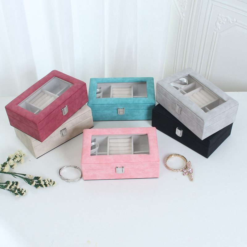 Cross-border European and American simple and portable sheep bar jewelry storage box, multi-specification bracelet jewelry, stud earrings, velvet fabric display Application Scenario