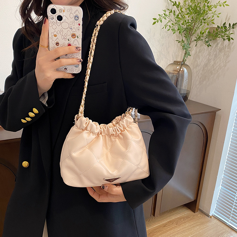 Soft surface commuter large capacity pleated 2024 winter new style diamond-patterned embroidered chain fashionable single-shoulder bucket tote bag details Picture