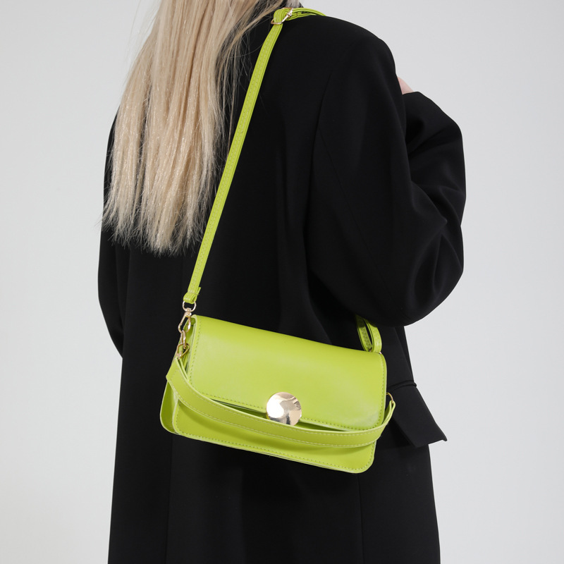 The 2025 new retro solid color Korean-style fashionable hardware decoration casual design trendy single-shoulder crossbody small square bag details Picture