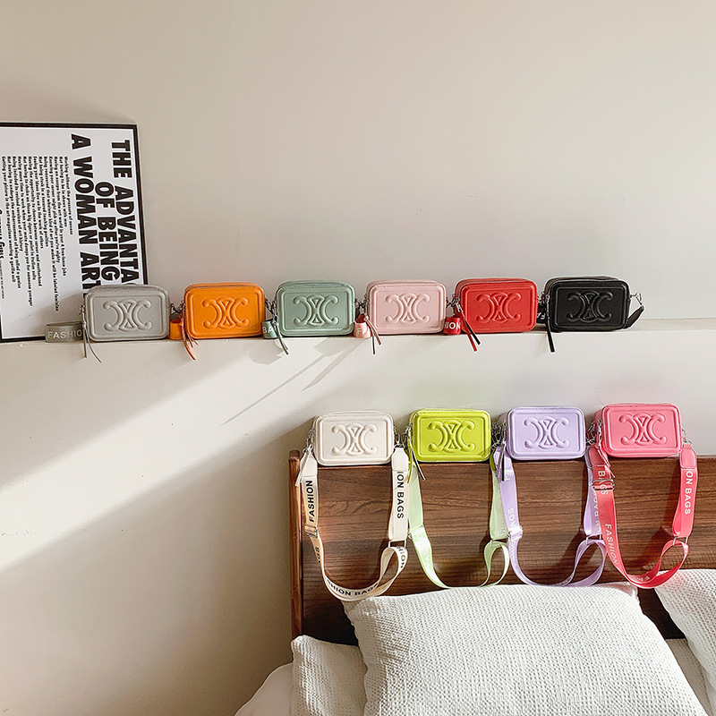 This stylish and unique 2025 women's bag is a versatile and fashionable crossbody bag for commuting Application Scenario