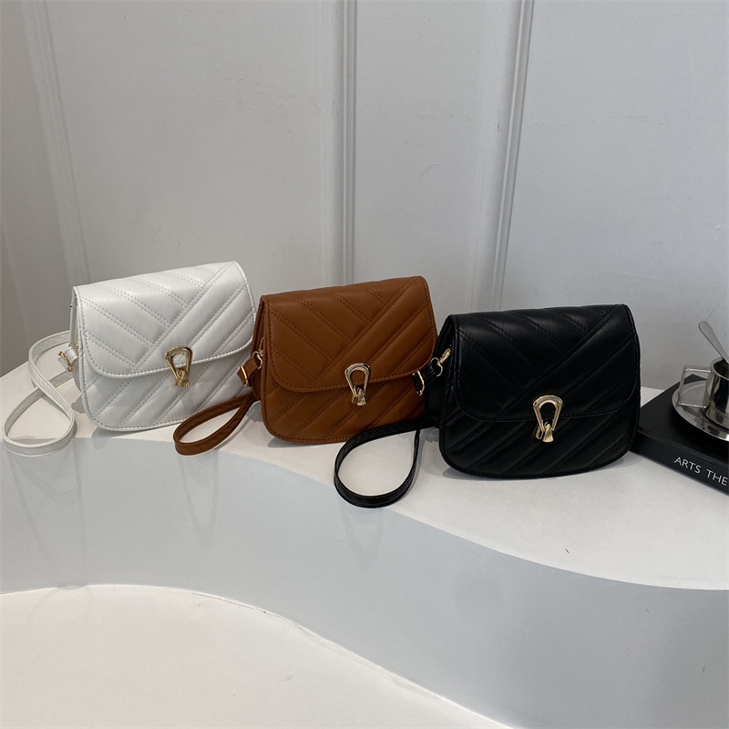 The 2024 new stylish lockstitch diamond-shaped casual commuting bag, a trendy single-shoulder crossbody small square women's bag, is a cross-border trend Application Scenario