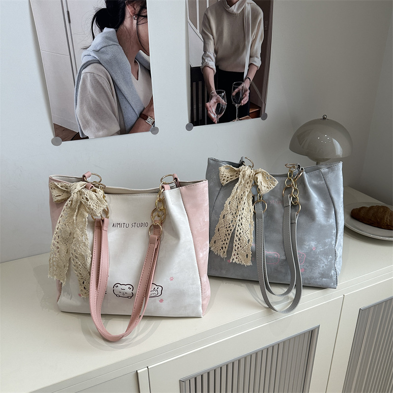 2025 New cute, stylish, trendy, simple and commuting texture printed single-shoulder underarm tote women's bag Application Scenario