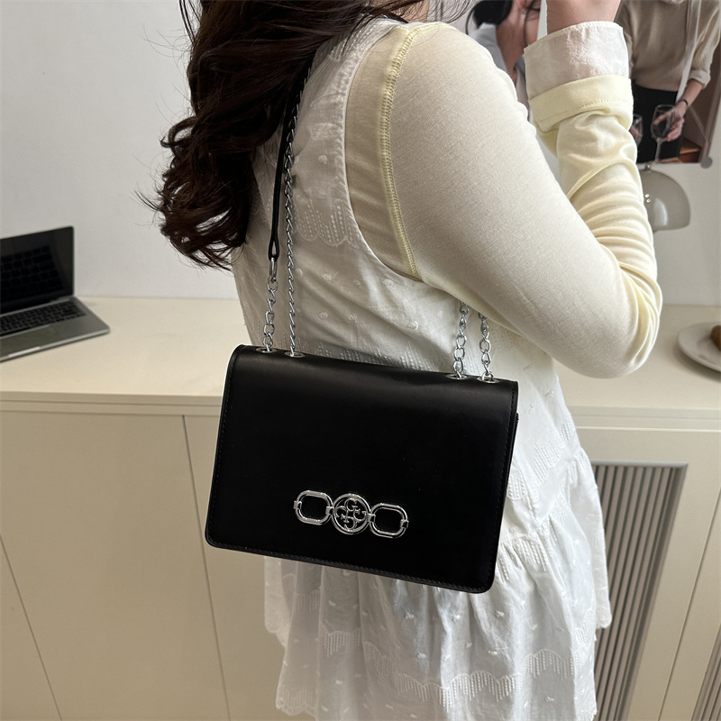 A stylish and simple small square bag for spring 2025, a niche French solid color retro fashion trend single-shoulder crossbody bag Specification drawing