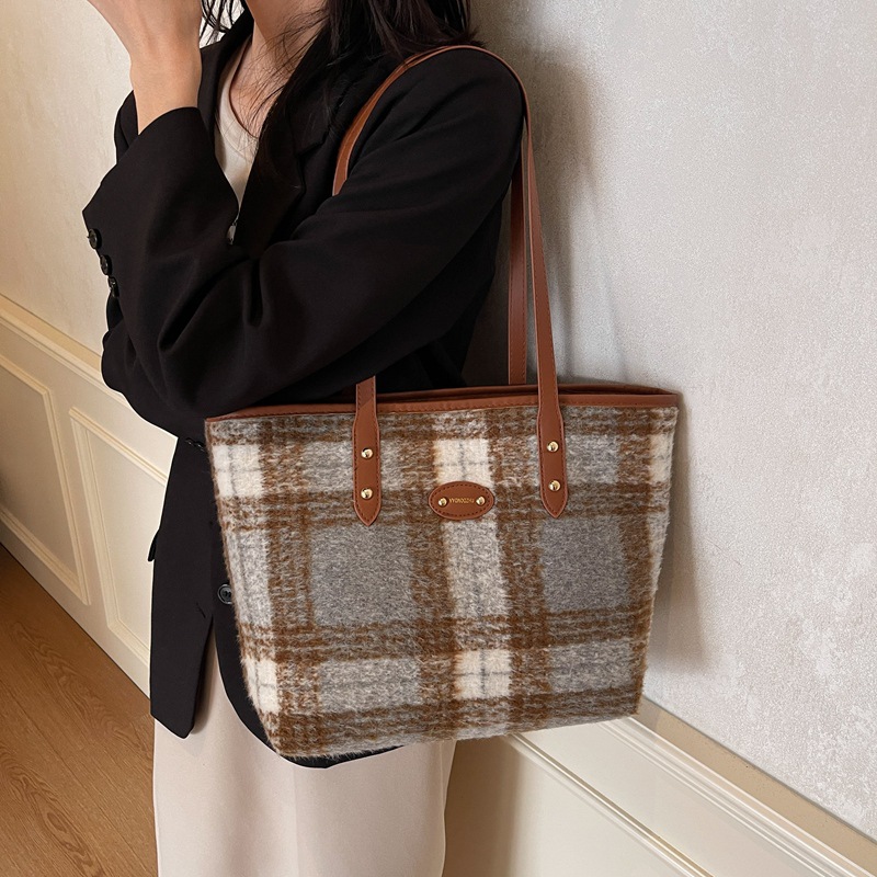 Large-capacity, stylish and trendy commuter 2024 winter new style woolen checkered single-shoulder tote bag for women Specification drawing
