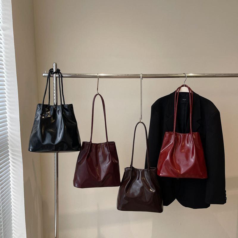 High-end oil-leather casual underarm large-capacity tote bag for women, 2024 new retro commuter fashion single-shoulder bag Application Scenario