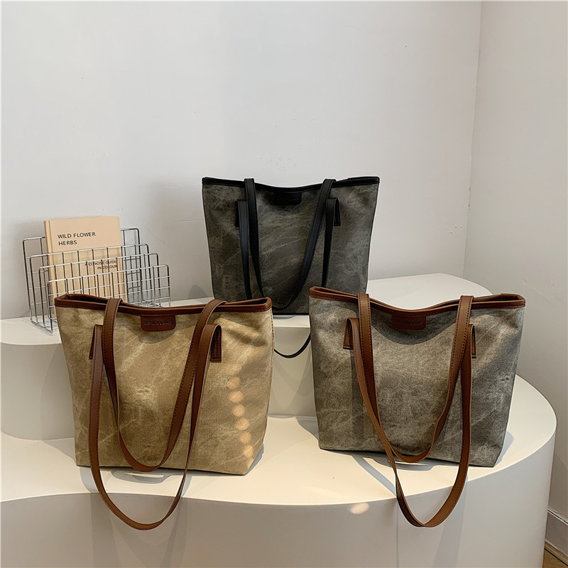 Cross-border retro tote bag, women's winter 2024 new style fashionable Korean Tote bag, casual large-capacity single-shoulder bag Application Scenario