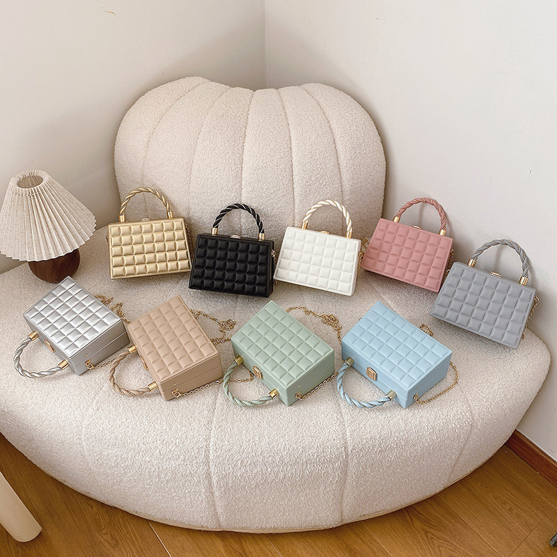 Cross-border 2025 Spring New Square box bag, embossed commuter small square bag, simple, stylish and fashionable chain women's bag Application Scenario