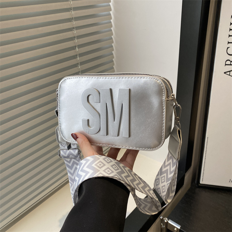 Spring simple women's small square bag 2025 New model camera bag Women's crossbody letter bag Single-shoulder women's crossbody bag full figure