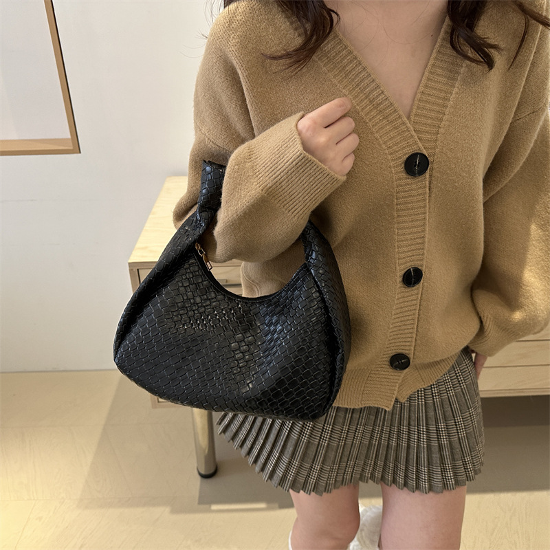 Fashionable woven diamond-patterned, large-capacity casual, new retro casual, fashionable underarm single-shoulder bag details Picture