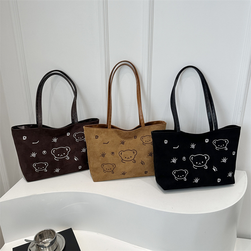 Commuting Japanese-style embroidered cartoon ins single-shoulder large-capacity student tote bag, versatile single-shoulder bag, class handbag Application Scenario