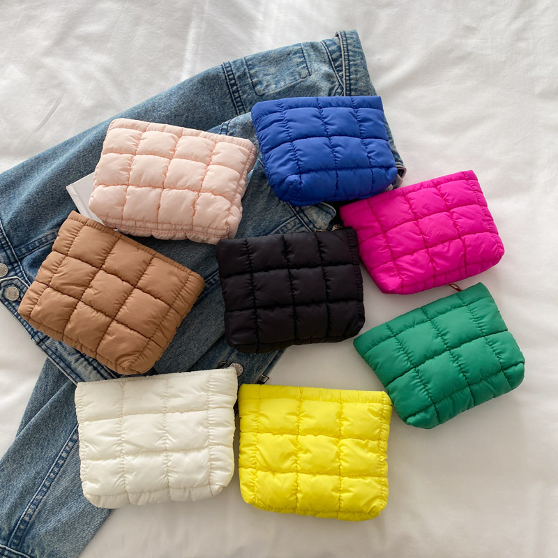 A simple and trendy embroidered checkered 2025 new solid-color makeup bag, a casual, high-end and niche InS-style hand-held bag Application Scenario