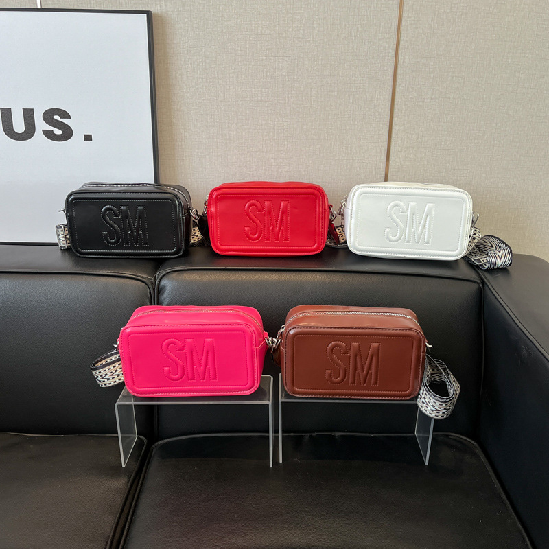 New Winter 2024 pressed shell small square bag for women, large-capacity wide shoulder strap commuting single-shoulder crossbody bag Application Scenario