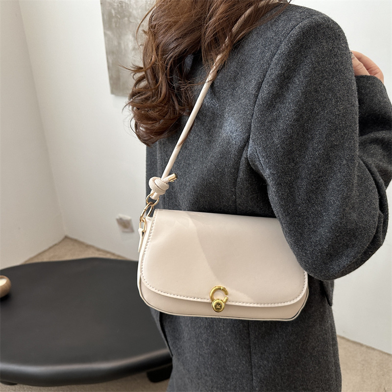 Fashionable and simple solid-color underarm bag for women, new spring 2025, trendy and stylish small square bag, single-shoulder crossbody bag details Picture