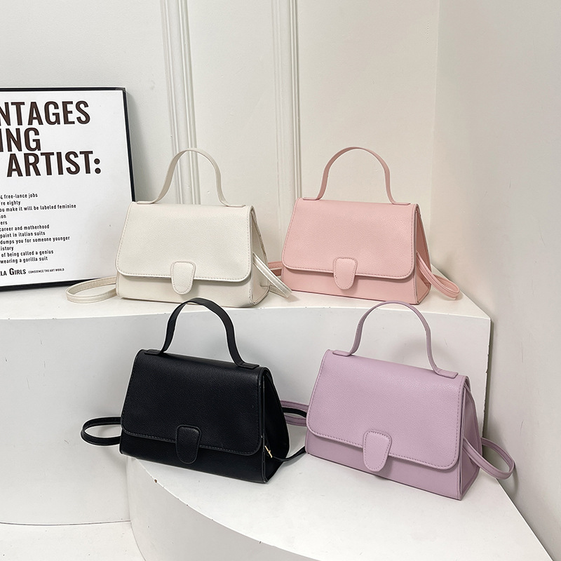 The new 2024 trendy crossbody bag for women, a large-capacity commuter bag for autumn and winter, a high-end and versatile small square bag Application Scenario