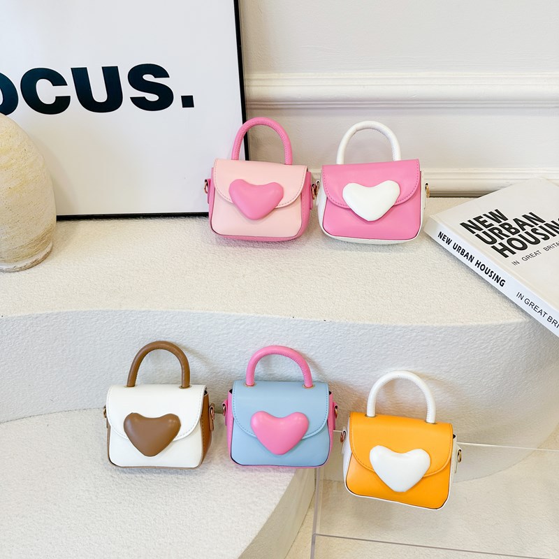 A new trendy and stylish children's single-shoulder handbag with small change, featuring a cartoon heart color contrast full figure