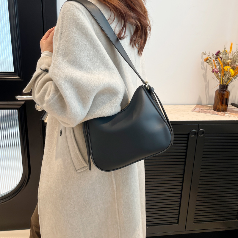 The laid-back leopard print single-shoulder armpit crescent-shaped bag is a new 2024 stylish, simple and niche design for commuting tote bags details Picture
