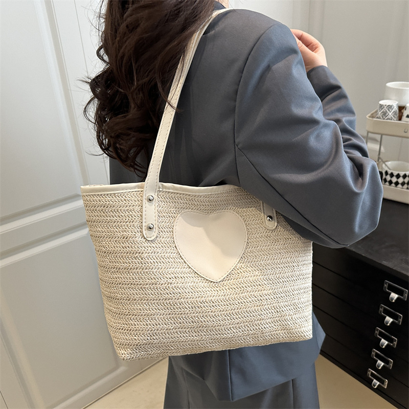 Korean straw woven bag, casual and fresh, single-shoulder heart-shaped spring new fresh bucket bag, hand-held women's bag details Picture