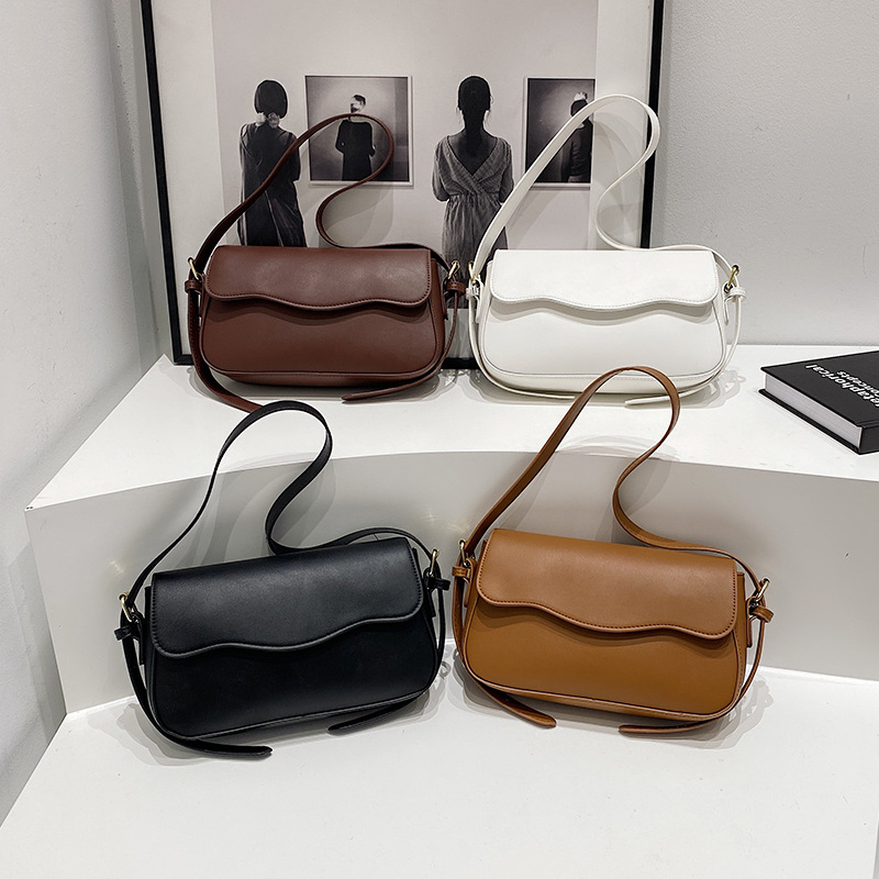 This high-quality small square bag is a simple single-shoulder bag for women in the autumn of 2024. It is a popular crossbody bag and a fashionable small square bag under the armpits Application Scenario