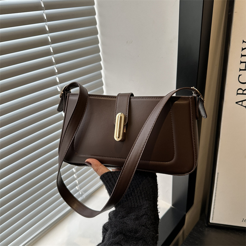 Solid color minimalist small square bag 2025, a personalized and versatile commuter crossbody bag, a trendy and niche lockable single-shoulder bag full figure