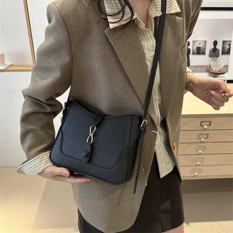 The 2024 new single-shoulder baguette bag with French style and niche design is a simple and versatile commuter crossbody bag for women Specification drawing