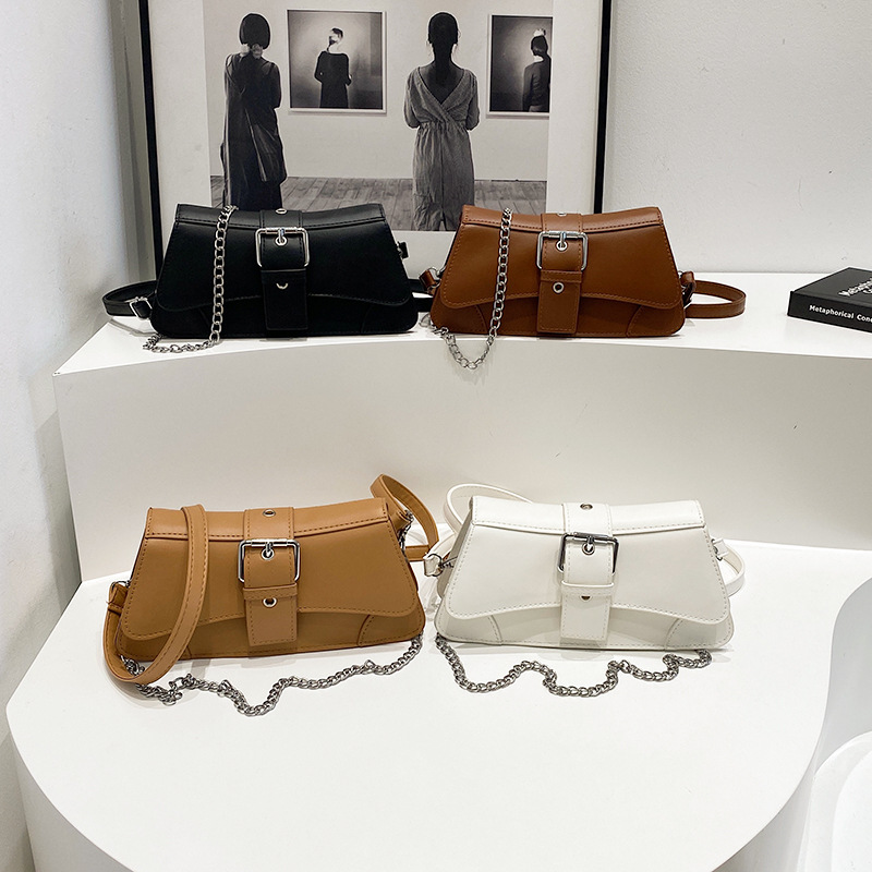 This retro-textured single-shoulder bag is a stylish and simple commuting crossbody small square bag for women in the autumn of 2024 Application Scenario