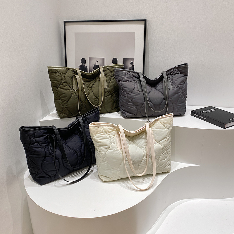 Large-capacity embroidered cotton jacket tote bag for 2024 autumn and winter, a new diamond-patterned lightweight and simple commuter hand-held shoulder bag Application Scenario