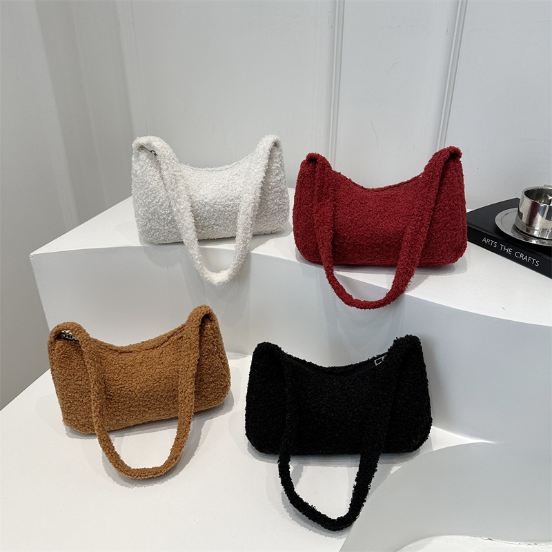 A new spring Korean style fashionable and individualistic ins underarm bag with a large capacity of plush, soft and soft single-shoulder crossbody bag for student girls Application Scenario