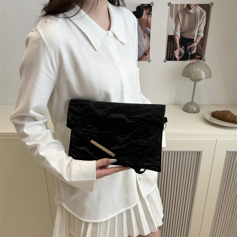 The new solid-color spring 2025 collection features a retro, simple, fashionable, large-capacity, casual and stylish small square envelope bag details Picture