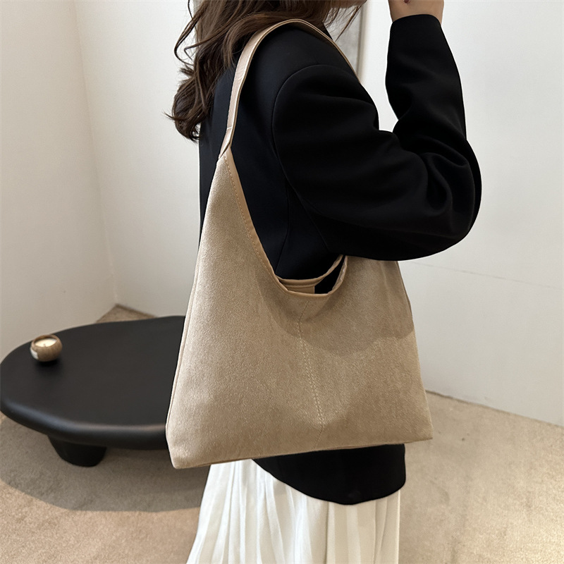 A new retro and individualistic commuter single-shoulder bag for winter 2024, with a large capacity, fashionable, simple and casual underarm tote bag details Picture