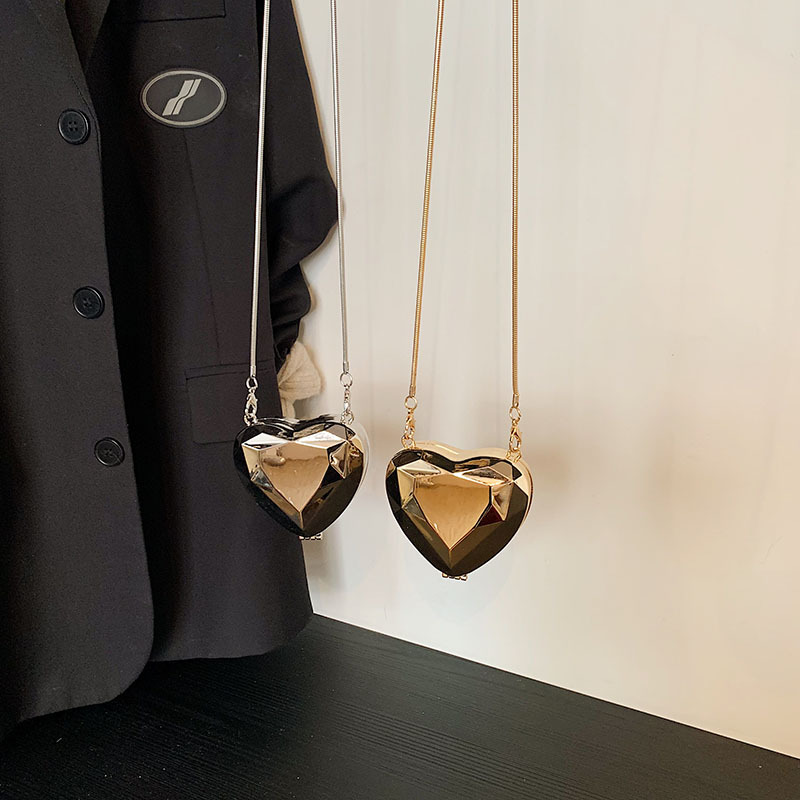 Spring 2025 new mini box bag, popular European and American red envelope acrylic fashionable design heart single-shoulder bag Application Scenario