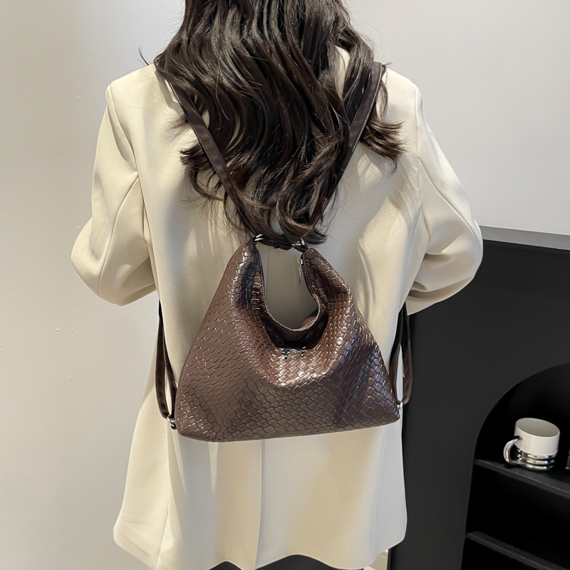 Retro and fashionable large-capacity hand-held bag for women, 2025 new style simple and casual tote bag, woven texture underarm bag full figure