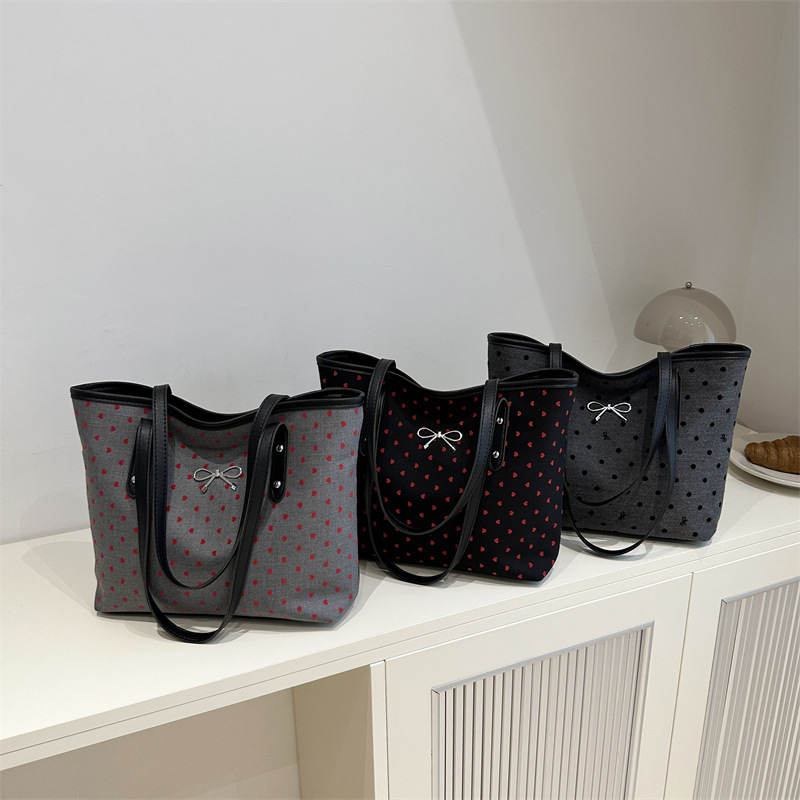 College-style canvas bag for women, 2024 new trendy Korean single-shoulder tote bag, casual large-capacity shopping bag Application Scenario