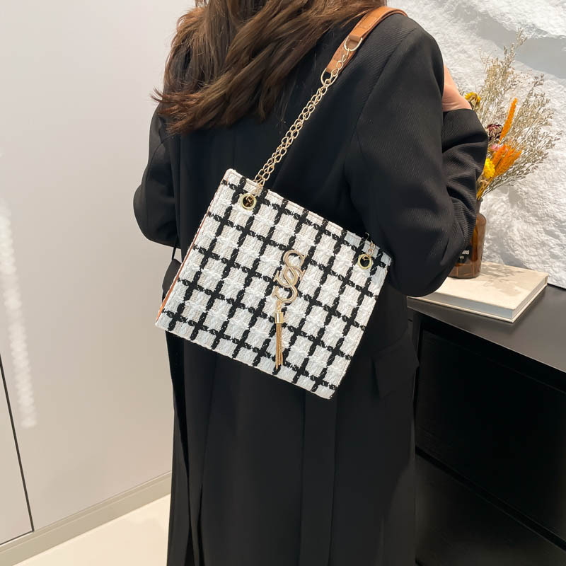 A grand, commuting, fashionable, simple and high-quality chain shoulder bag, a new winter 2024 checkered trendy underarm tote bag Specification drawing