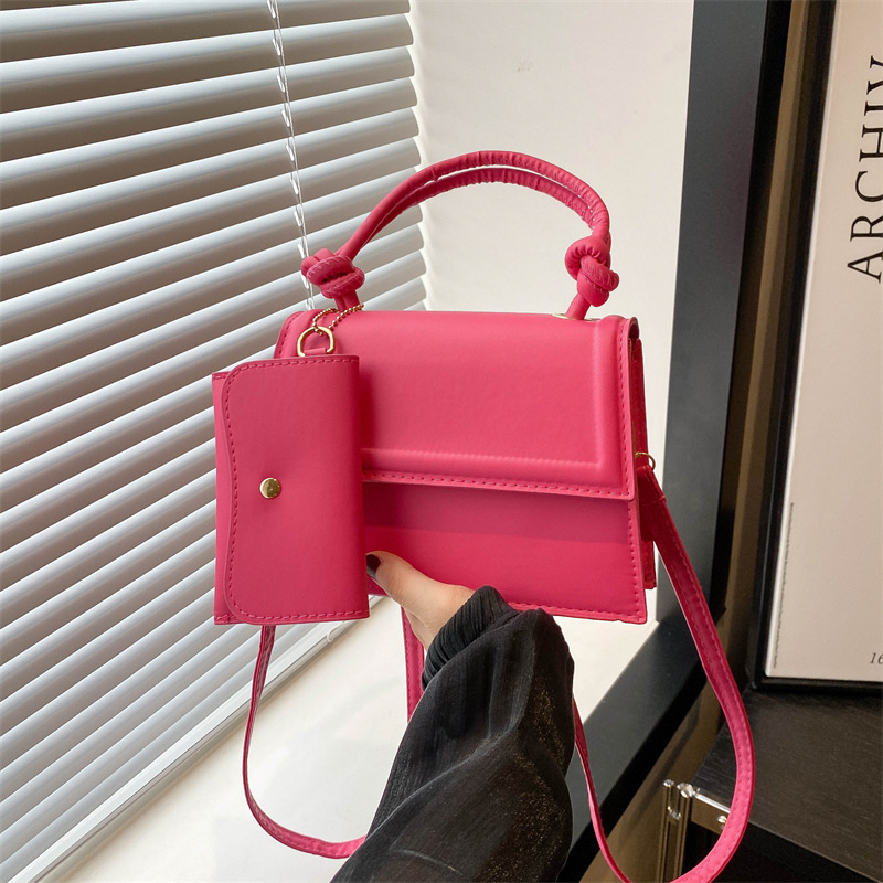 This year, crossbody bags are in vogue. The new summer 2024 collection features fashionable and simple handbags with a minimalist style, including single-shoulder bags and small square bags Application Scenario