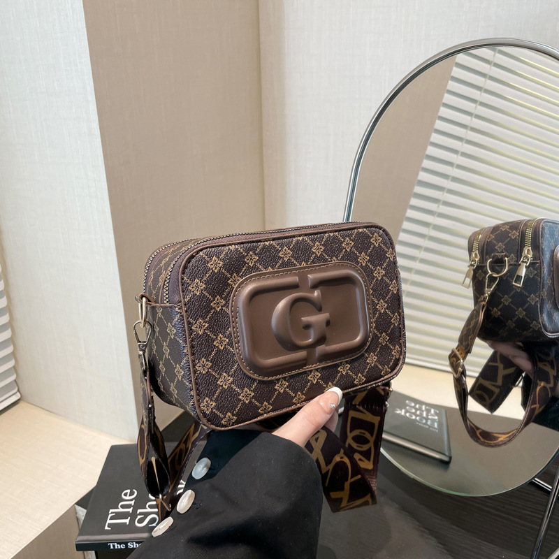 A French niche underarm bag for women, a versatile single-shoulder small square bag for women, a new 2025 fashionable and high-end quality crossbody bag full figure