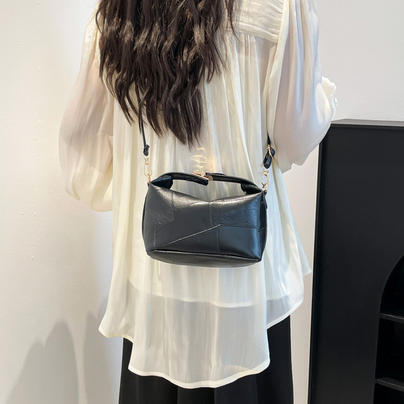 The new Spring 2025 casual women's commuter underarm bag with soft leather and large capacity crossbody is a cross-border trend Specification drawing