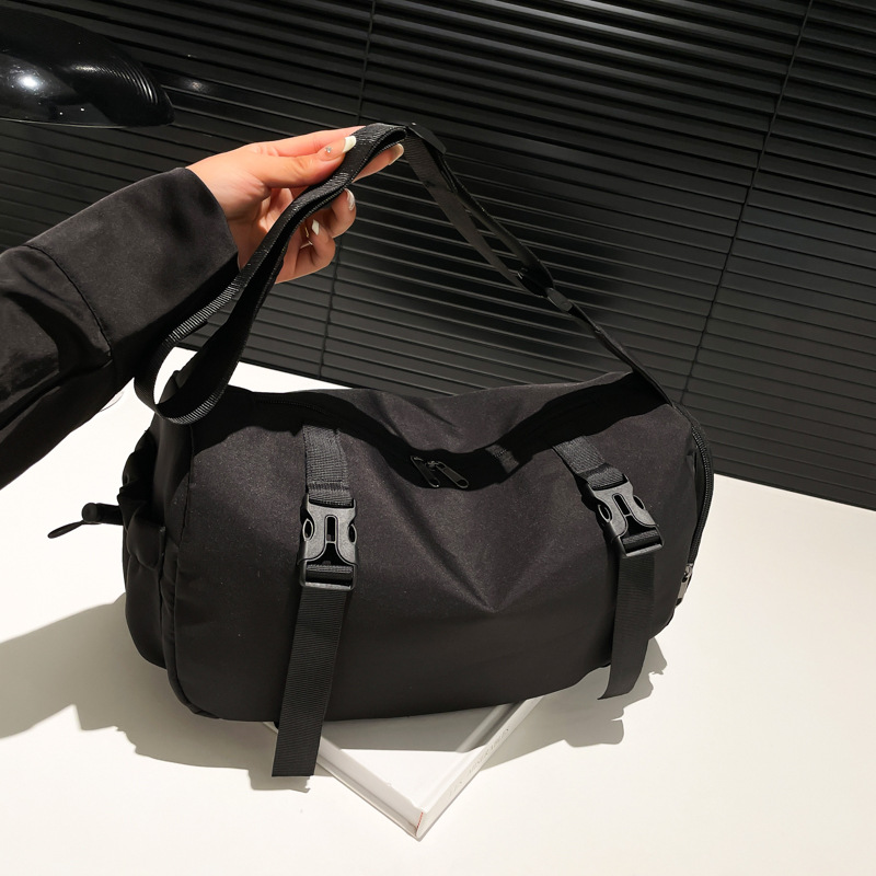 The new 2024 autumn collection features a trendy and simple workwear-style crossbody bag, a large-capacity single-shoulder bag for women, and a retro commuter messenger bag full figure