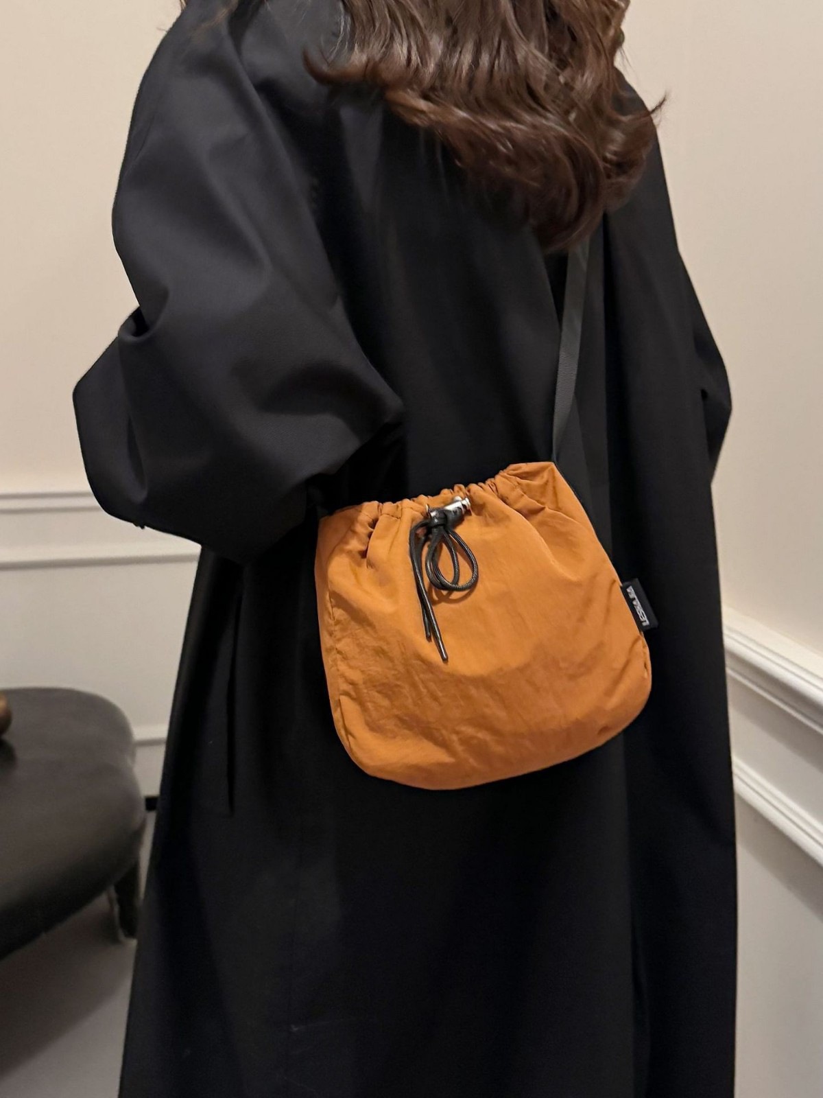 Japanese-style nylon lightweight crossbody bag with drawstring design, mini bucket bag, simple solid color, ins style, versatile mobile phone bag full figure