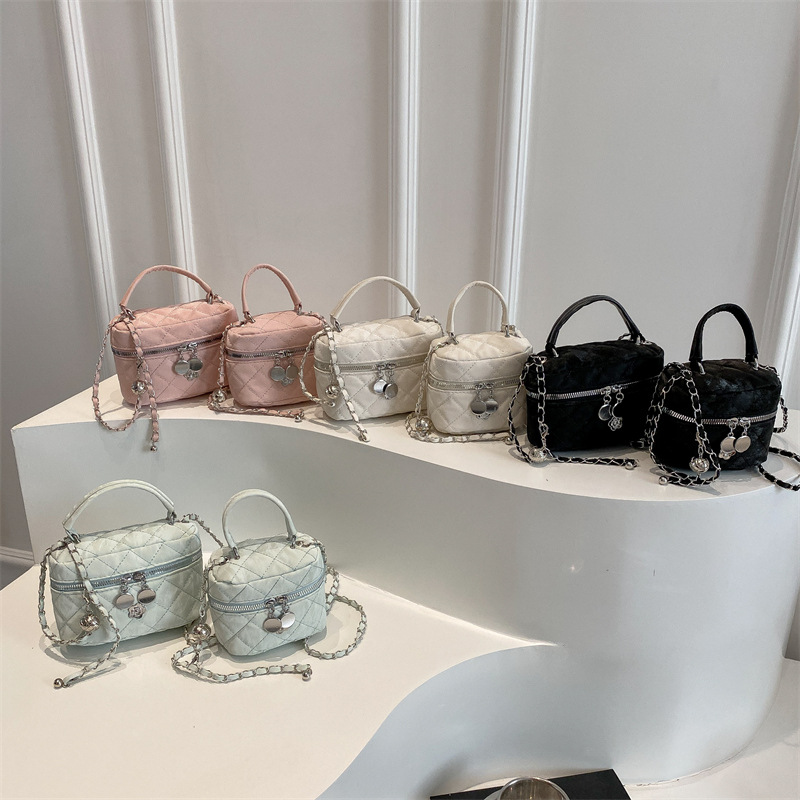 A stylish handbag for women in 2025, featuring a diamond-shaped chain bag, a mini opening red envelope, a single-shoulder bag and a stylish crossbody bag Application Scenario