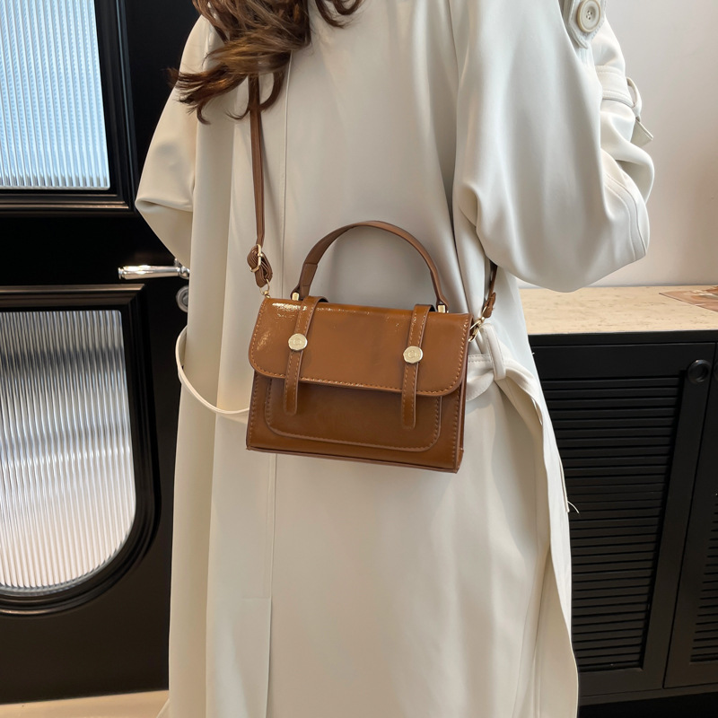 A simple and fashionable commuter handbag for 2024 winter, a versatile ins single-shoulder crossbody bag, a small square bag for women Specification drawing