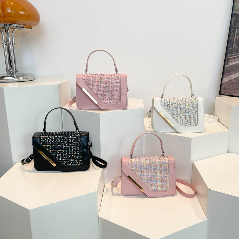 A trendy and stylish small square bag for women in the autumn of 2024, featuring a Korean style single-shoulder crossbody Application Scenario