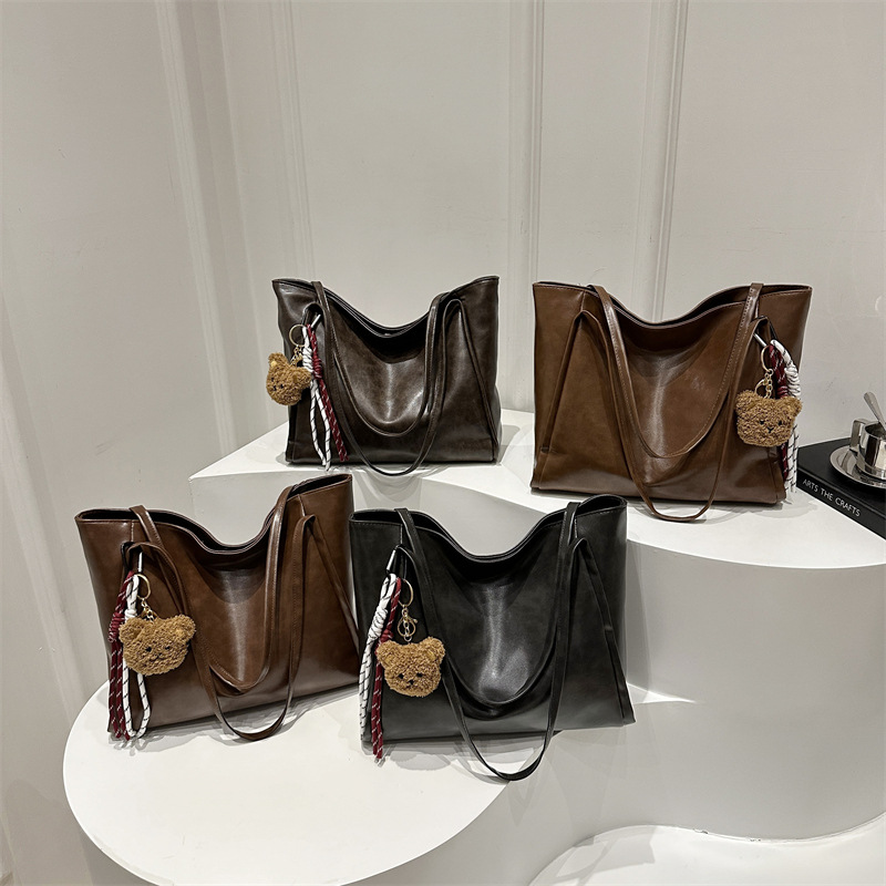 Retro large-capacity bag for women, 2024 new trendy and fashionable retro tote bag, versatile and niche soft-faced single-shoulder bag Application Scenario