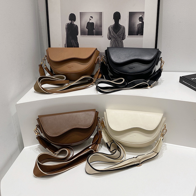 A stylish, retro and versatile crossbody bag for women in 2024, featuring a single shoulder and a saddle bag under the armpits Application Scenario