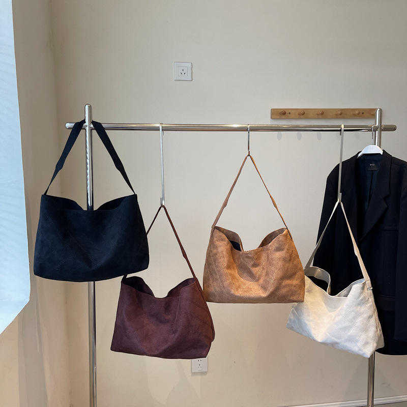 A niche suede tote bag for women, 2024 new winter large-capacity commuter underarm bag, single-shoulder bag, fashionable bag Application Scenario