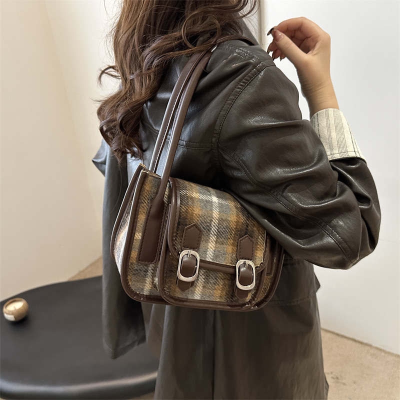 Retro color-blocking striped bag for women, new autumn/winter 2024, fashionable and trendy small square bag, high-end and versatile single-shoulder bag details Picture