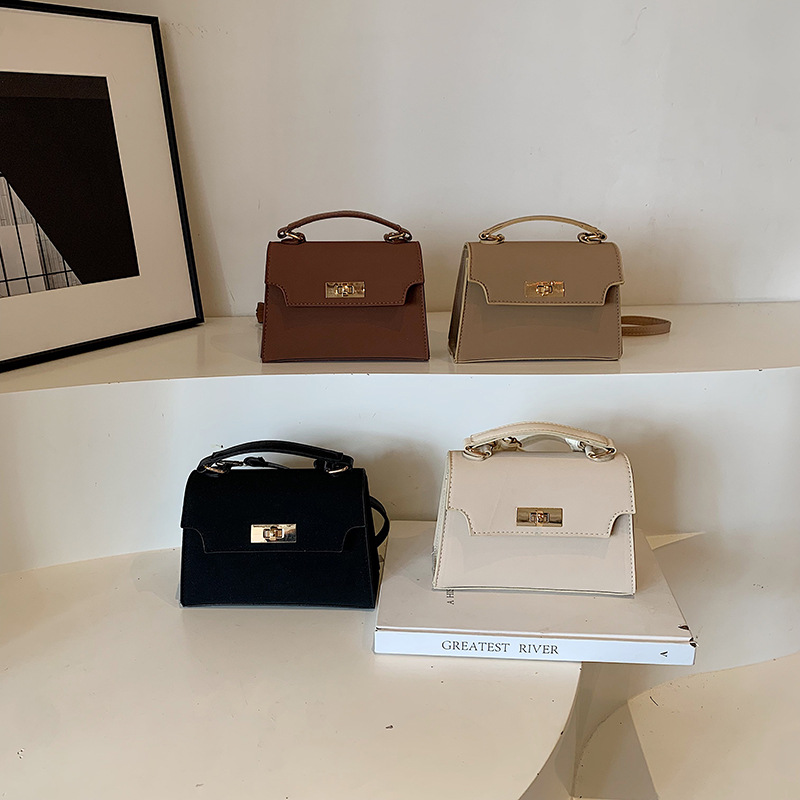 Simple and casual 2024, trendy and fashionable new style, retro solid color hand-held shoulder crossbody bag for women Application Scenario