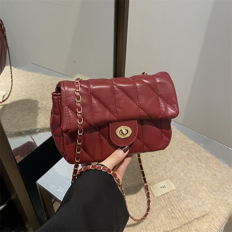 The new popular single-shoulder small square bag for 2024 winter, a retro chain crossbody bag, is trendy and fashionable, versatile and easy to carry for women full figure