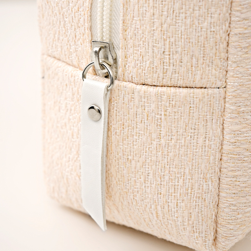 Runhui's new woven snow octagonal makeup bag, hand-held makeup storage bag, portable bag, backpack, travel makeup bag wholesale Application Scenario