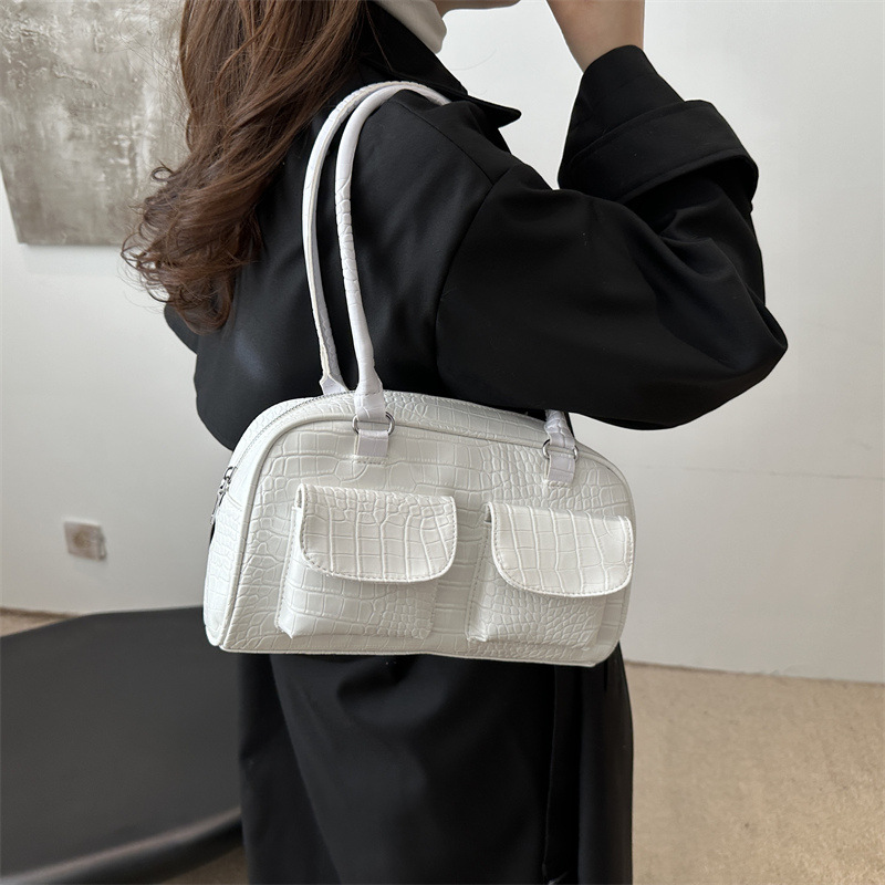 A new large-capacity, retro and simple commuting tote bag and fashionable pillow bag for women in spring 2025, a niche underarm bag details Picture